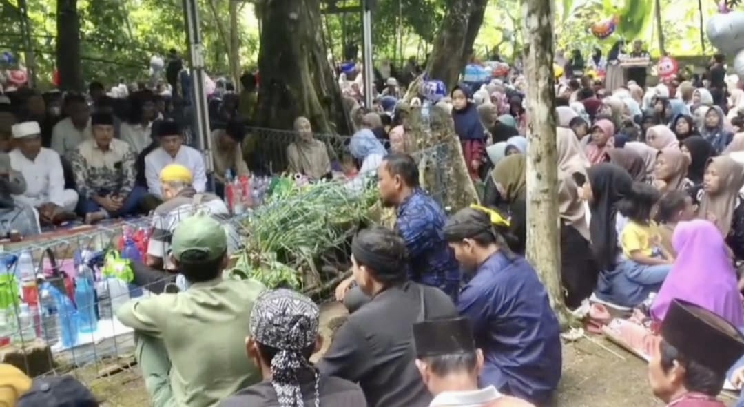 Pasca Panen, Warga Lebak Gelar Tabur Bunga Ribuan warga Desa Ciuyah, Kecamatan Sajira, Kabupaten Lebak, sedang melangsungkan tradisi “ngembang”, kemarin.