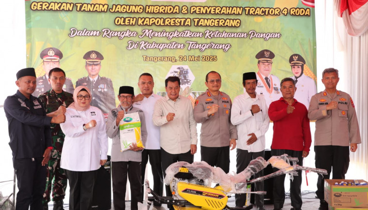 Bupati Tangerang, Moch. Maesyal Rasyid (keenam dari kiri), berfoto bersama usai menyerahkan bantuan traktor roda empat kepada kelompok tani di Desa Buniayu, Kecamatan Sukamulya, Sabtu (24/5).