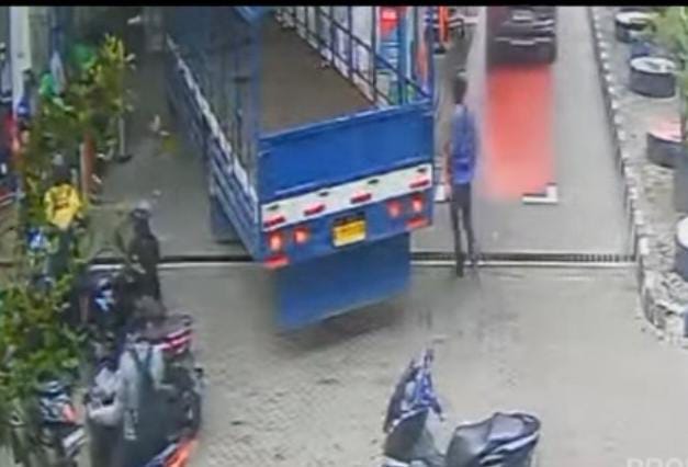 Pemotor Aniaya Sopir Truk di Bekasi hingga Tulangnya Retak, Penyebabnya Sepele Foto : Ist