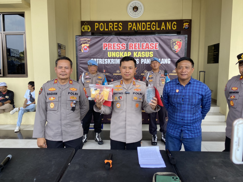 Pengedar Obat Terlarang Spesialis Pengamen Dibekuk Kapolres Pandeglang, AKBP Dhyno Indra Setyadi sedang menunjukan barang bukti hasil penangkapan, di halaman Polres Pandeglang, Rabu (7/5).