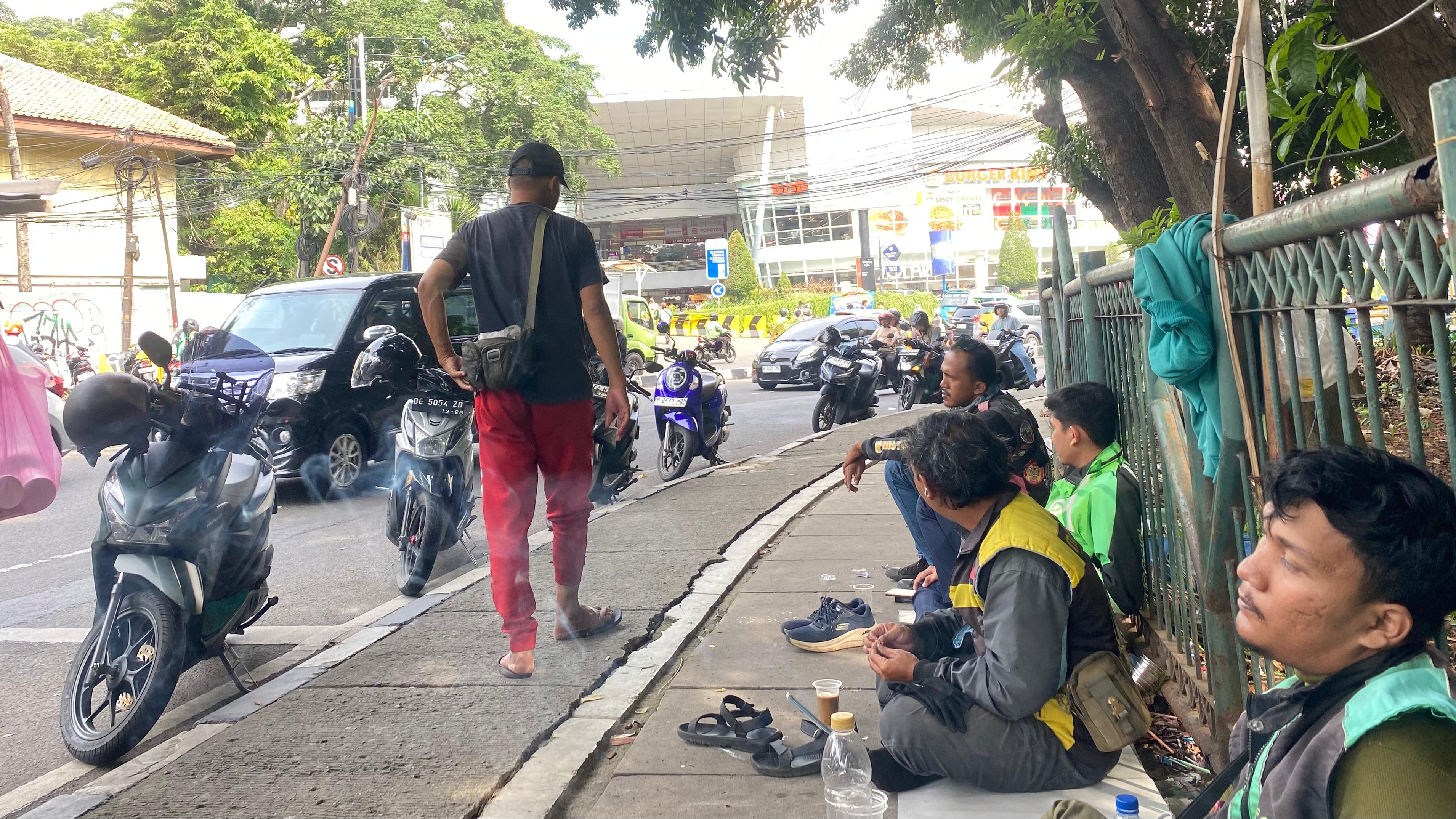 Pengemudi Ojol di Tangerang Mengeluhkan Pemotongan Tarif yang Terus Meningkat Foto : Ist