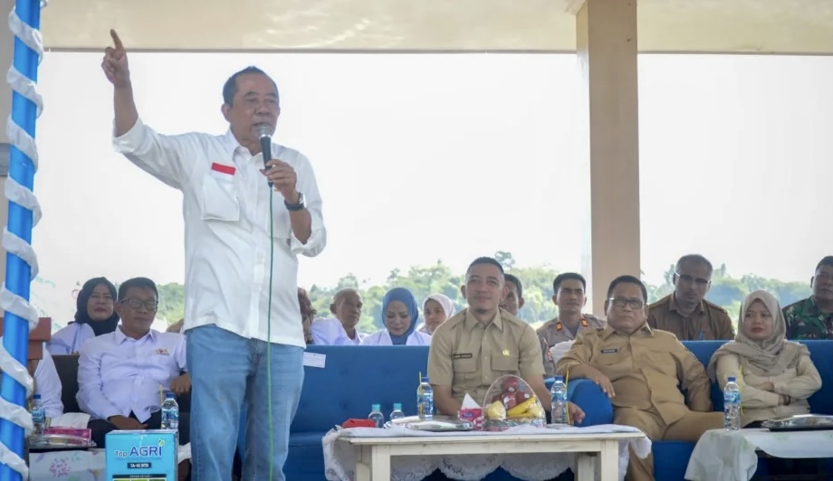 Pengurus Kadin Tanam Padi Di 51 Ribu Hektare Sawah Wakil Ketua Umum Koordinator Pangan Kadin Indonesia, Mulyadi Jayabaya sedang memberikan sambutan, pada acara gerakan tanam padi serentak di Gapoktan Suka Bungah, Desa Tambakbaya, Kecamatan Cibadak, Kabupaten Lebak, Selasa (27/5).