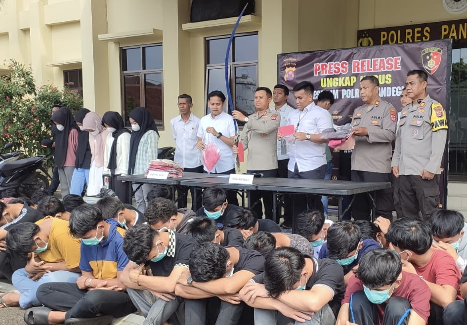 Perayaan Kelulusan Sekolah Berujung Pidana Kapolres Pandeglang, AKBP Dhyno Indra Setyadi didampingi jajarannya, sedang menunjukan barang bukti berupa celurit sepanjang 1,5 meter, dan puluhan pelajar yang terlibat kelulusan ugal-ugalan, saat press release di halaman Polres Pandeglang, Rabu (14/5).