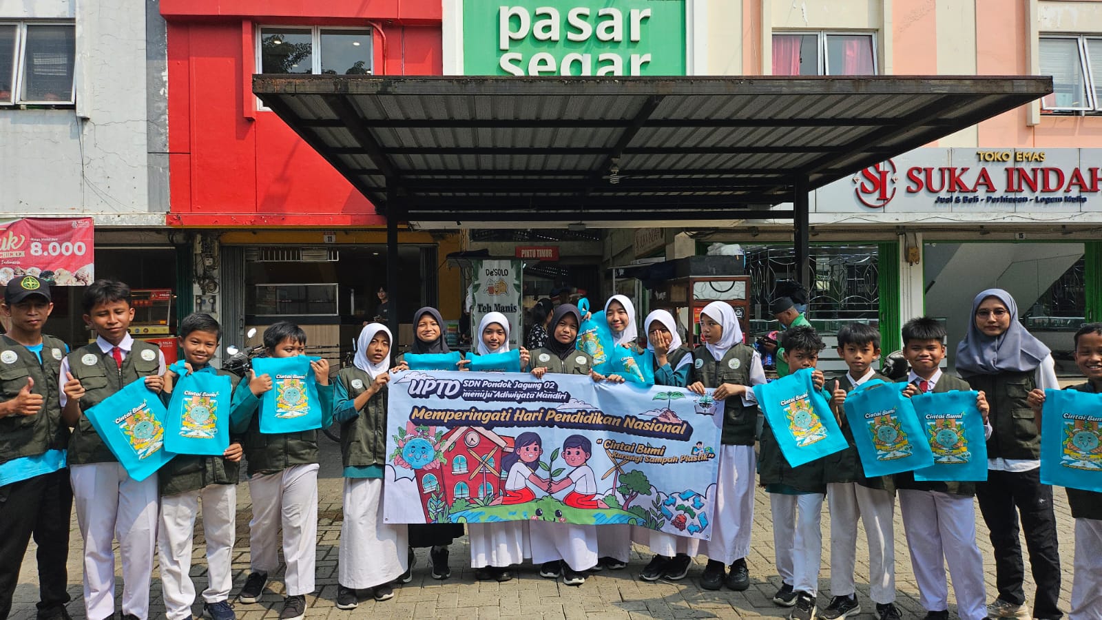Peringati Hardiknas, Siswa SDN Pondok Jagung 02 Bagikan 100 Tas Untuk Kurangi Kantong Plastik Foto : Ist