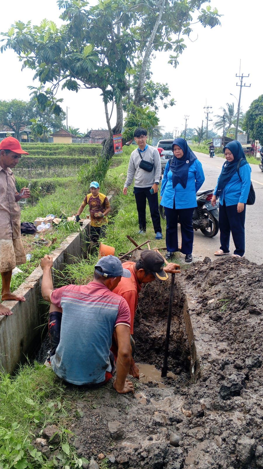 Perumdam Tirta Berkah Terus Optimalkan Pelayanan Pegawai Perumdam Tirta Berkah Pandeglang, tengah melakukan perbaikan pipa yang bocor.(Istimewa)