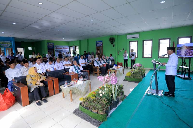 Perwakilan Kota Tangerang Siap Jadi Juara Wali Kota Tangerang, Sachrudin sedang memberikan arahan saat menerima Tim Verifikasi dari Provinsi Banten dalam rangka Verifikasi Lapangan Lomba Kampung KB Tahun 2025 di Kantor Kelurahan Poris Plawad, Rabu (14/5).