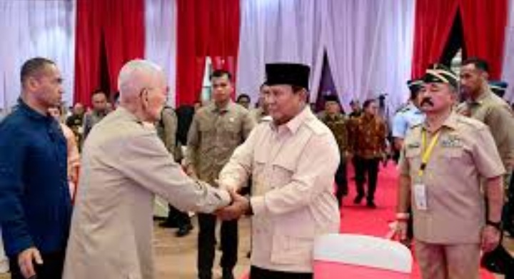 Pidato Di Acara Halal Bihalal Purnawirawan Presiden Prabowo menyapa Mantan Wapres Tri Sutrisno pada acara Halal Bi Halal Purnawirawan. Foto : Ist