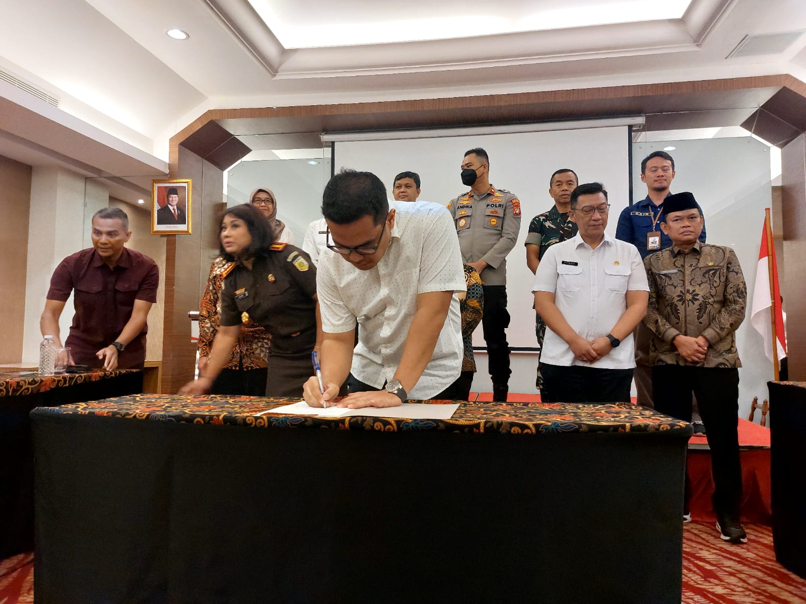 Penandatanganan pakta integritas yang diikuti oleh jajaran pemerintah dan Forum Komunikasi Pimpinan Daerah (Forkopimda) ini berlangsung kawasan Serpong, Rabu (28/5/2025). (Ist)