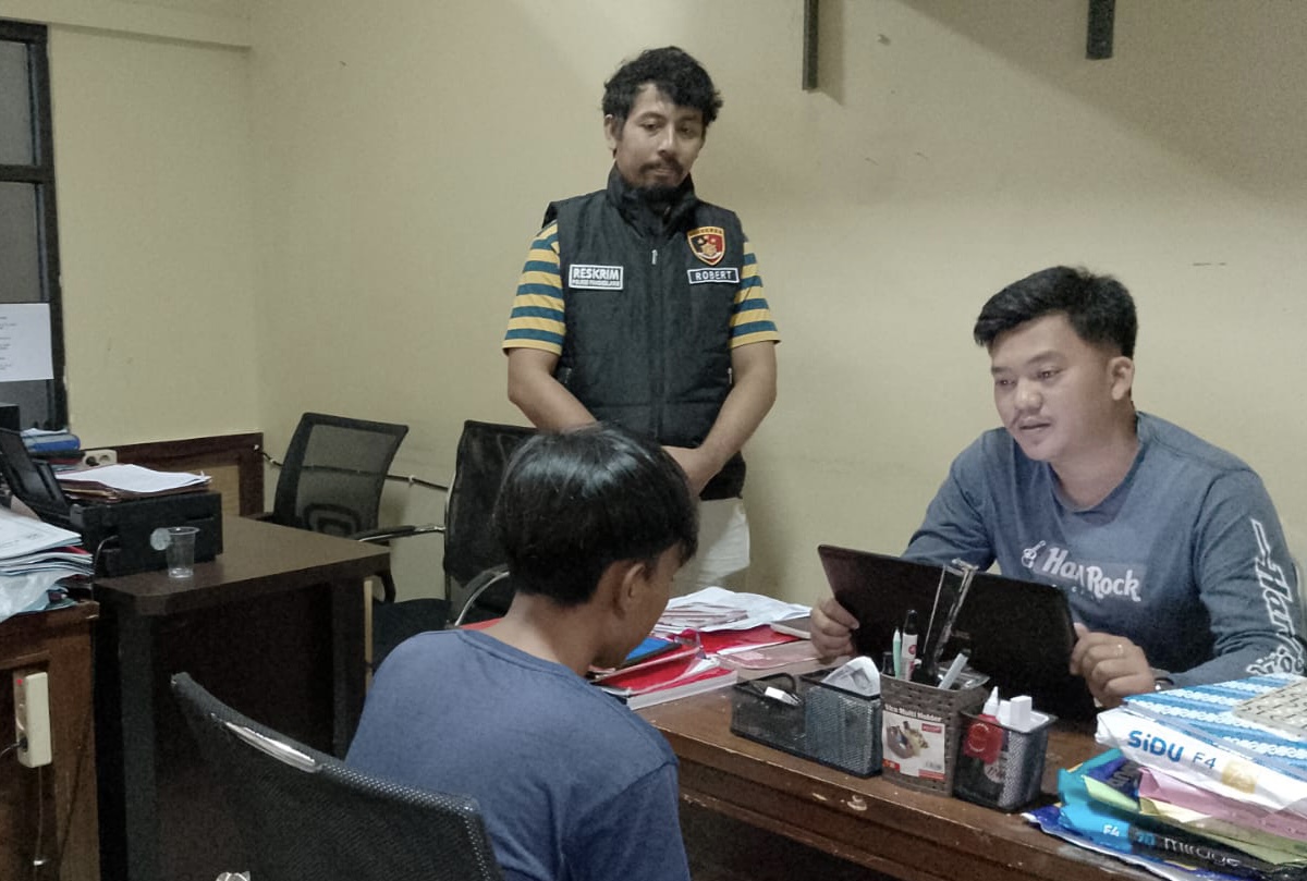 Pihak Unit PPA Satreskrim Polres Pandeglang, sedang melakukan pemeriksaan terhadap pelaku F, di ruang kerjanya, Minggu (25/5).