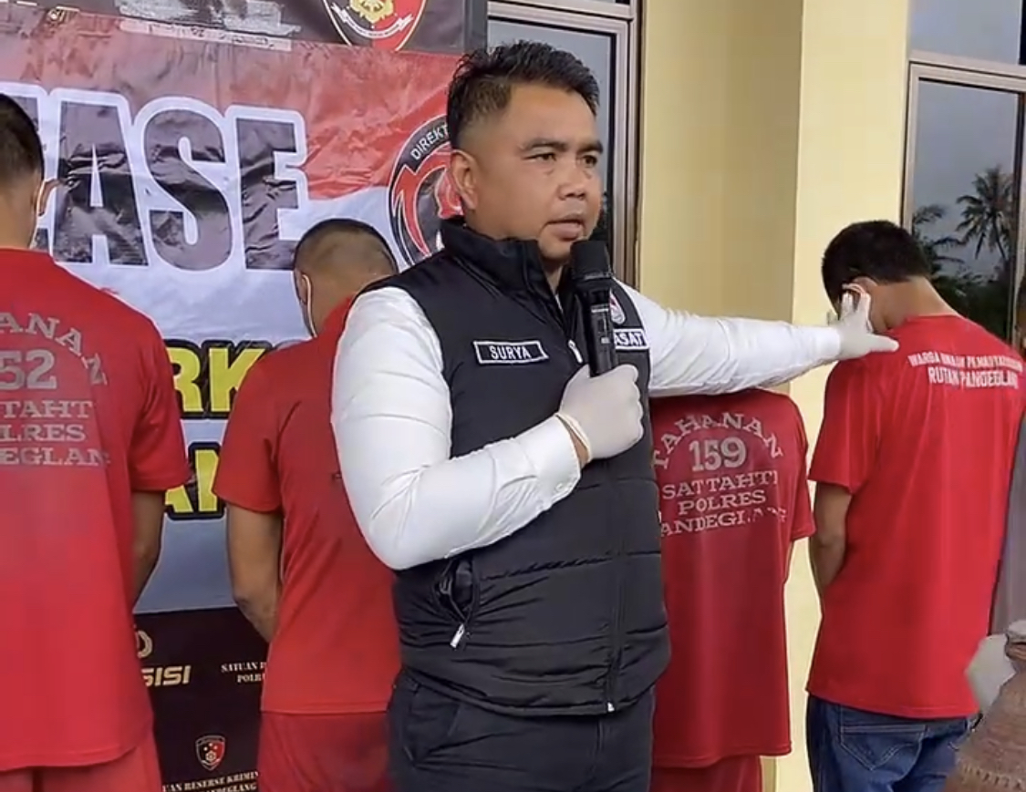 Polisi Bekuk Pengedar Ganja Dan Obat Terlarang Kasat Reserse Narkoba Polres Pandeglang AKP Suryanto, sedang menunjukkan tersangka pengedar ganja, saat press release di halaman Polres Pandeglang, kemarin.