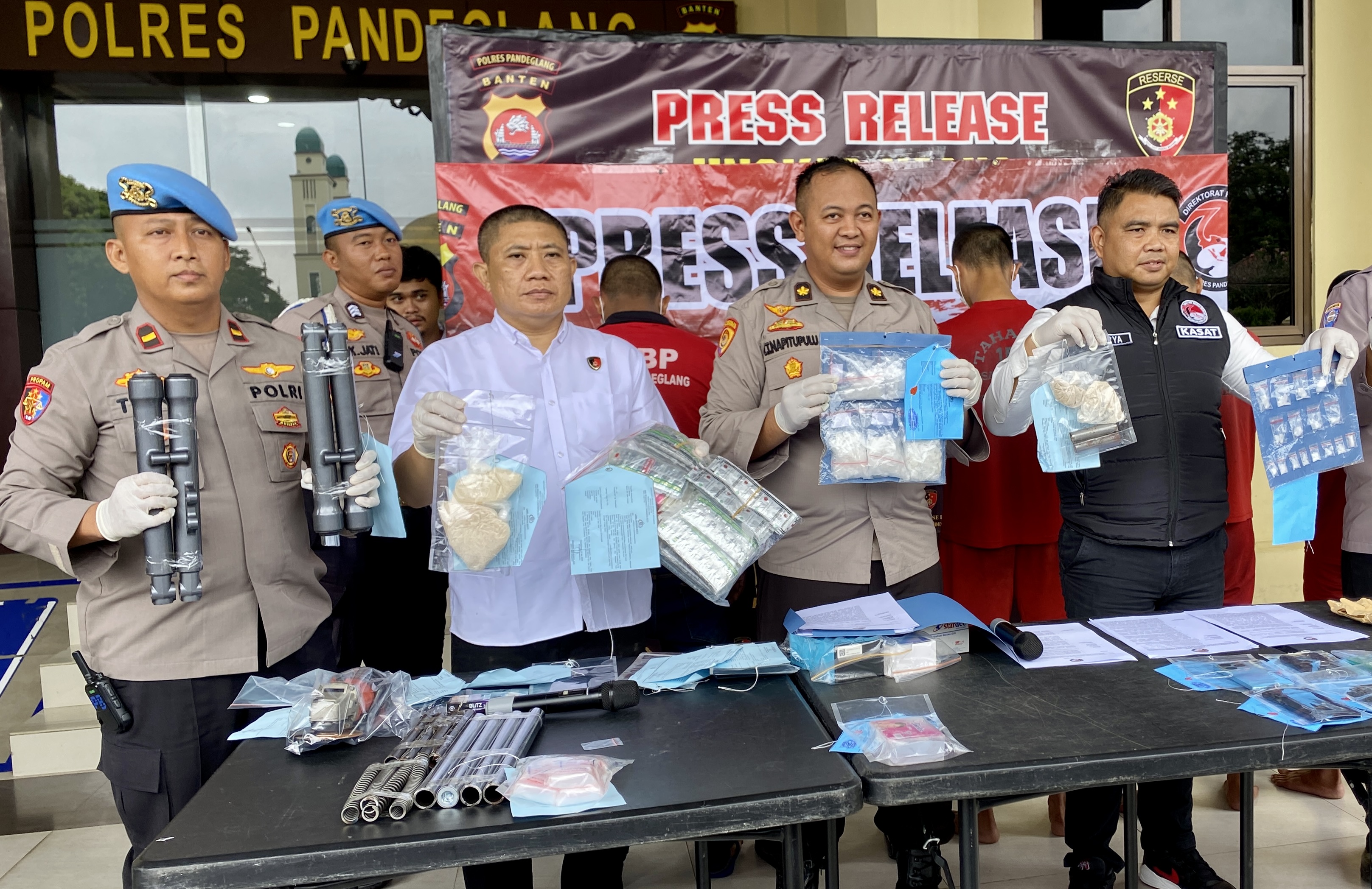 Pihak Polres Pandeglang sedang menunjukan barang bukti hasil penangkapan dari tangan para pelaku pengedar sabu-sabu, saat press release di halaman Polres Pandeglang, Senin (26/5).