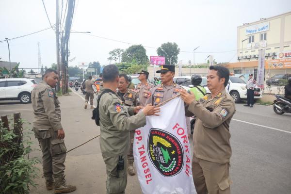 Polisi & Satpol PP Turunkan Bendera Ormas Polres Tangsel bentuk tim gabungan gelar operasi Berantas Jaya tertibkan bendera ormas.