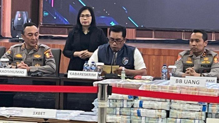 Polri Usut Kasus Judi Online, Sita Uang Rp 530 M Serta Mobil Mewah Kabareskrim Komjen Wahyu Widada (tengah) saat memberikan keterangan pers. Foto: Ist