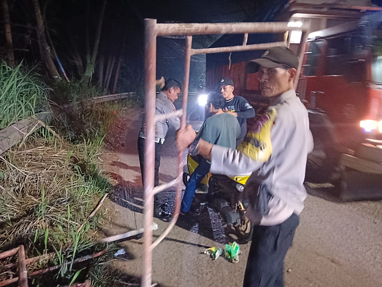 Polsek Cisauk Pergoki 2 Maling Besi saat Patroli Malam Foto : Ist