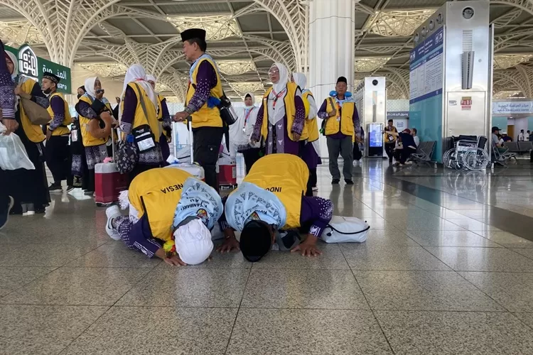 Sujud syukur jamaah haji Indonesia telah sampai di Madinah. Foto : Ist