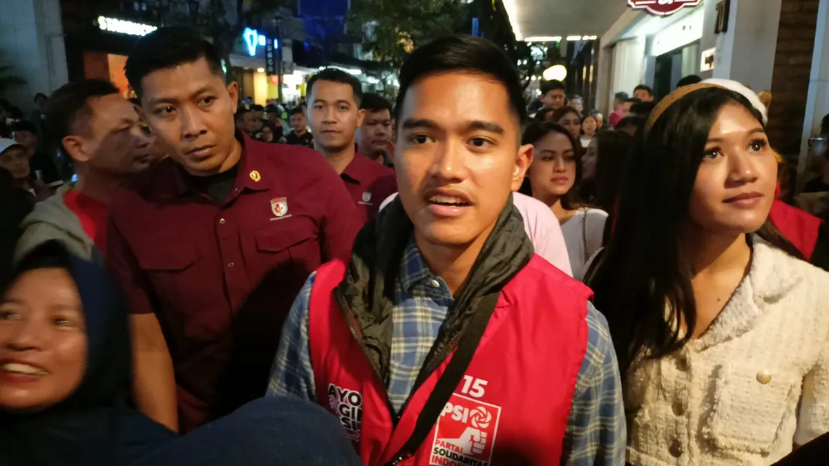 PSI Gelar Konggres Juli, Kaesang Semakin Rajin Safari Politik Kaesang dan Erina saat malam mingguan di Bandung. Foto : Ist