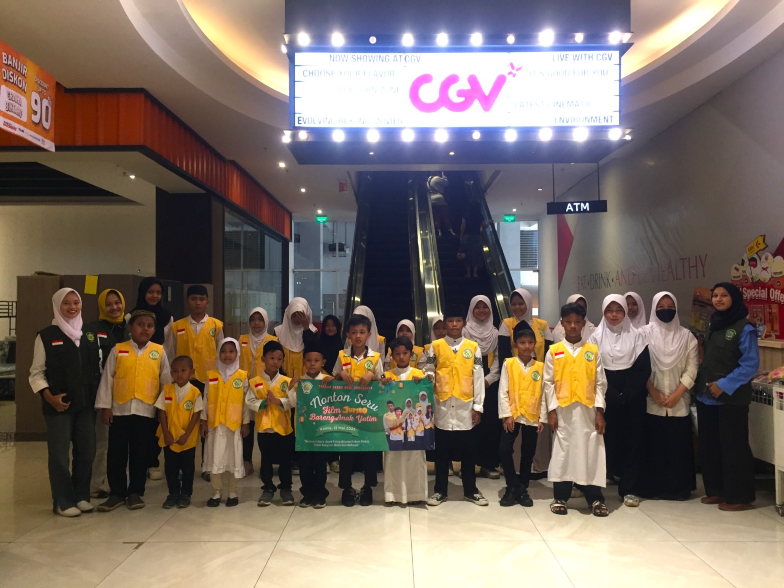 Puluhan Anak Yatim Diajak Yayasan Pakem Peduli Nobar Film Jumbo Yayasan Pakem Bumi Indonesia (Pakem Peduli) nonton bareng (nobar) film anak “Jumbo”. (Ist)
