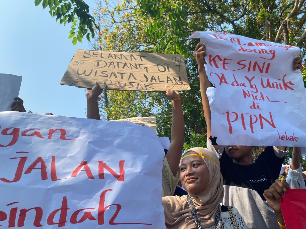 Ratusan Warga Desa Jayamanik Demo PTPN Ratusan warga Desa Jayamanik, Kabupaten Lebak, sedang membentangkan poster kecaman saat melakukan demo di depan Kantor PTPN VIII kebun Cisalak Baru, Bantar Jaya, Selasa (6/5).