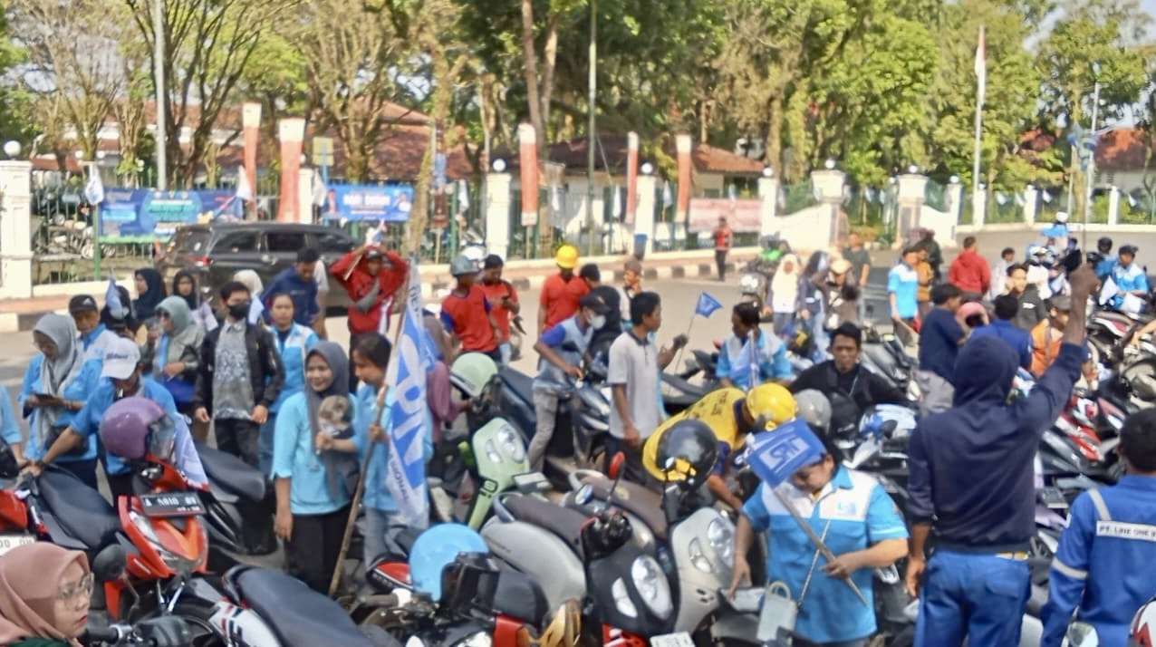 Ribuan Buruh Gelar Hiburan Rakyat Ribuan buruh dari SPN Lebak saat melangsungkan kegiatan Hari Buruh 2025, di Alun-alun Rangkasbitung, Senin (5/5).