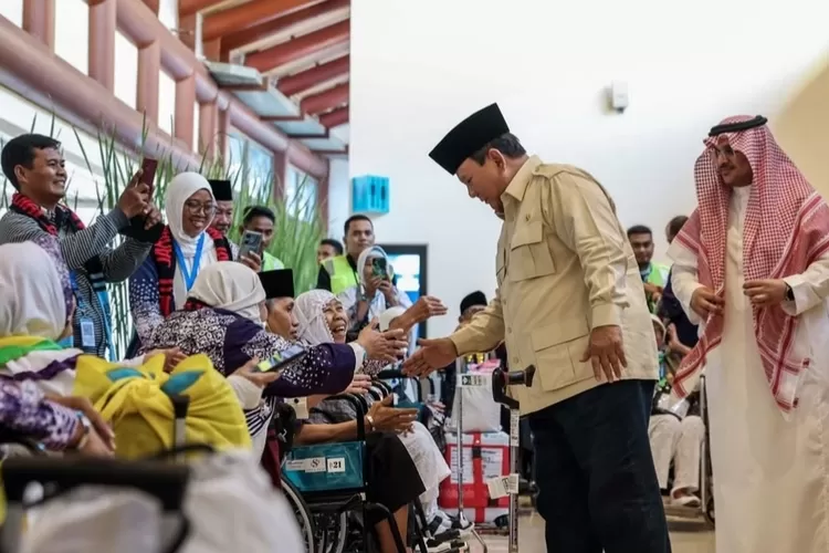 Sabtu-Minggu Tetap Kerja, Prabowo Tetap Fit Presiden Prabowo saat menghampiri Jamaah Haji di Terminal F Bandara Soekarno-Hatta pada Minggu. Foto : Ist