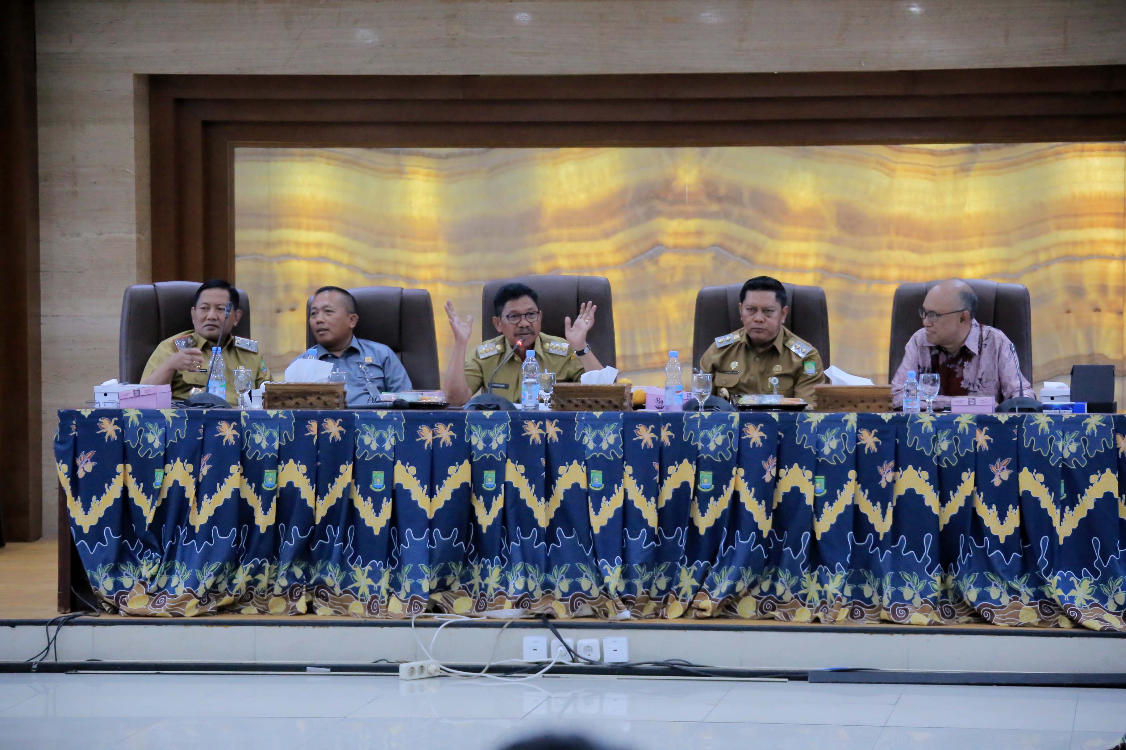 Sachrudin Percepat Pendirian Koperasi Merah Putih di Kota Tangerang Wali Kota Tangerang, Sachrudin saat memimpin rapat evaluasi dan kewilayahan Kota Tangerang.