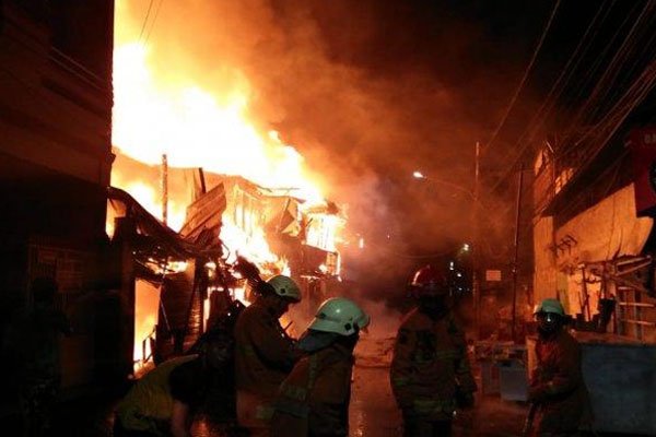 Segera Bangun Pos Damkar Di Setiap Kelurahan Kebakaran di rumah padat penduduk di Jakarta. Foto : Ist