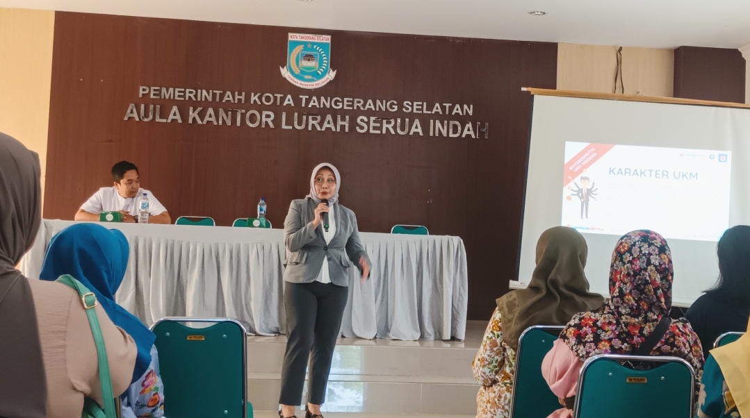 Bimbingan dari Rezki Rochmawati, seorang pakar public speaking, di Aula Kantor Kelurahan Serua Indah, Ciputat, Tangsel, Sabtu (31/5). (tangselpos.id/lim)
