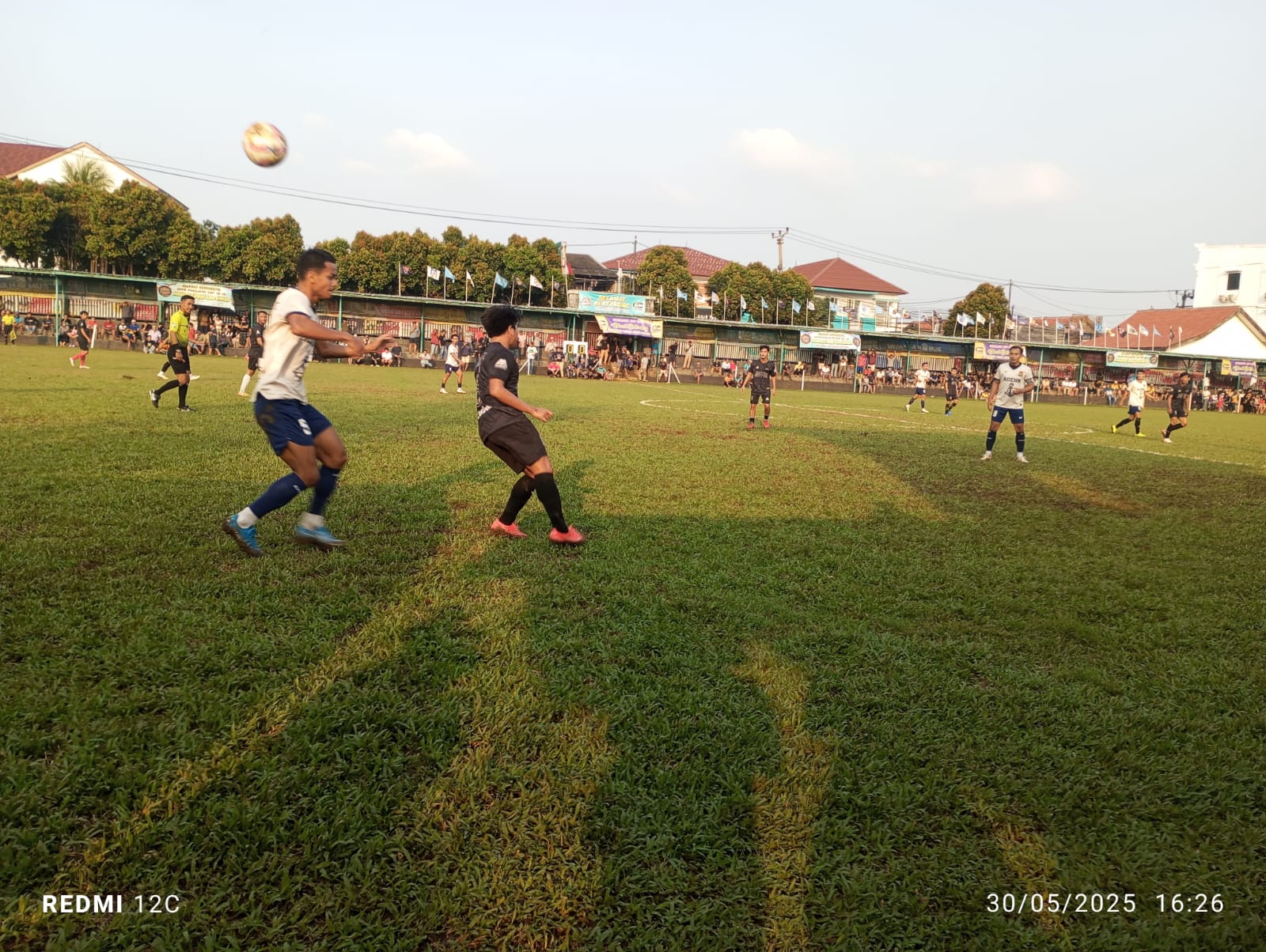 Gelandang Jurtim FC, Andre Cobra (hitam hitam) dikawal pemain Joglo 02.(ist)