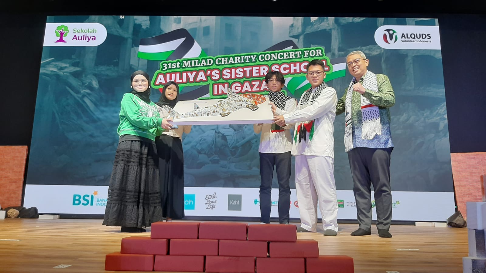 Siswa Auliya Kumpulkan Rp 1 M Untuk Bangun Sekolah Di Palestina Ketua Yayasan Auilya Insan Utama, Tri Wisaksana (kanan) saat memenangkan lelang karya 3 dimensi siswa-siswi Auliya seharga 70juta rupiah