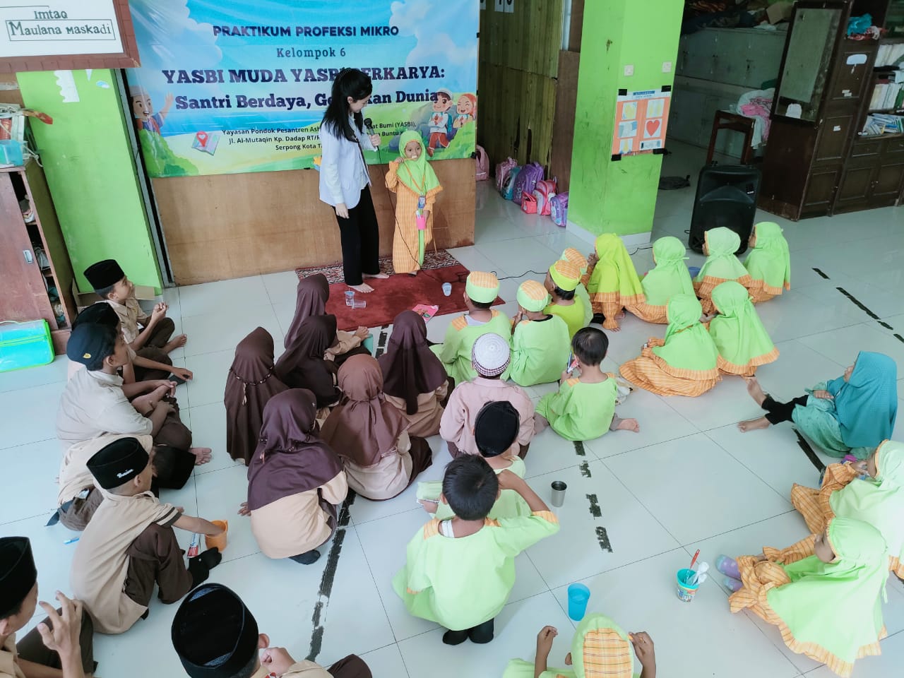 Siswa - Siswi IT Yasbi BSD, Diajari Menyikat Gigi Dengan Benar drg. Talitha Azalia saat mencotohkan bagaimana cara sikat gigi yang benar kepada siswa-siswi sekolah IT Yasbi BSD. Foto : Ist