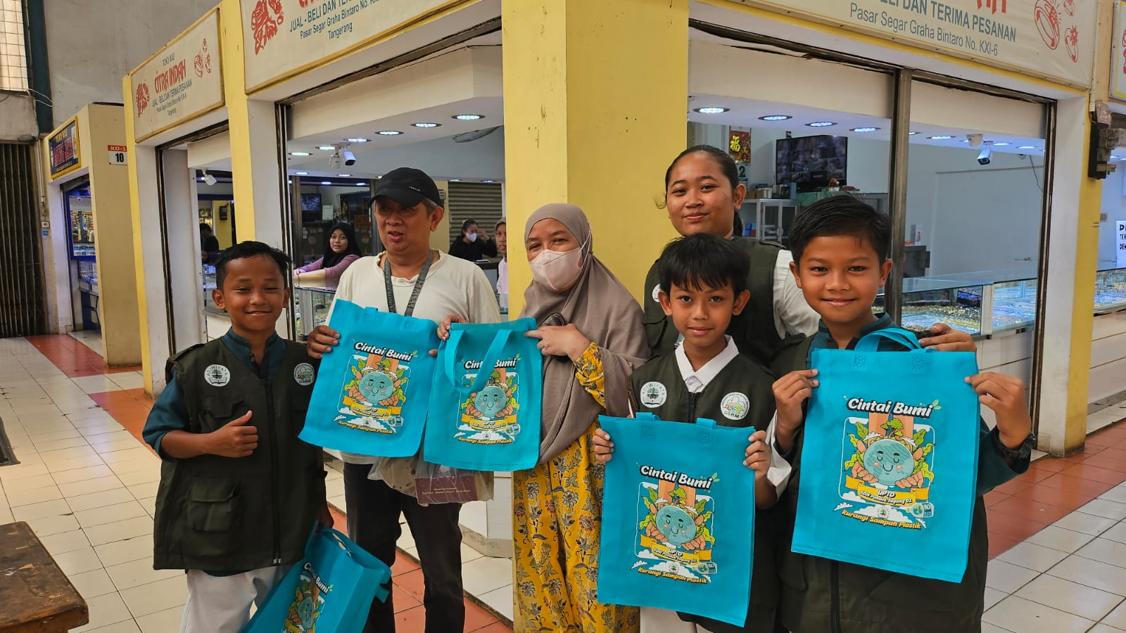 Siswa-Siswi Kader Adiwiyata SDN Pondok Jagung 02 Bagikan 100 Totebag Gratis di Hari Pendidikan Nasional Hari Pendidikan Nasional, siswa-siswi kader Adiwiyata dari SDN Pondok Jagung 02 mengadakan aksi peduli lingkungan. (Ist)