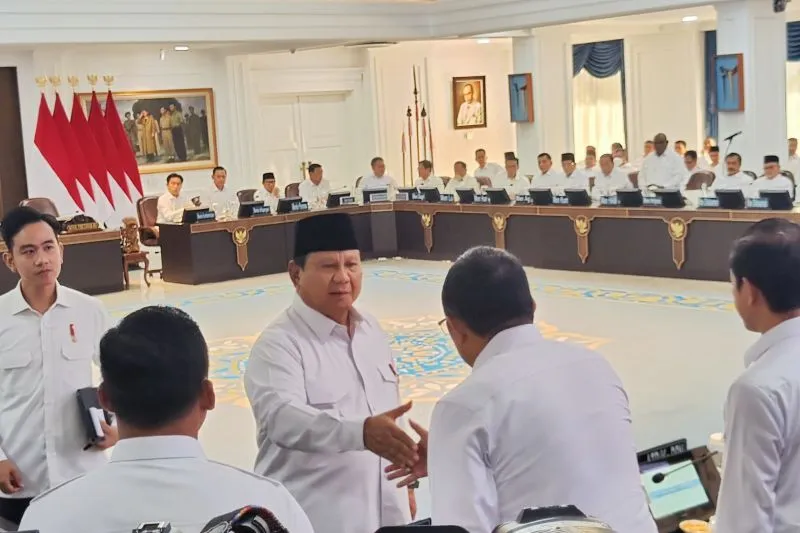 Presiden Prabowo saat berjabat tangan dengan Hasan Nasbi di Sidang Kabinet Senin (5/5/25). Foto : Ist