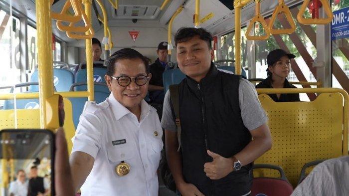Gubernur Pramono Anung naik Transjakarta untuk berangkat ke Balaikota setiap hari Rabu. Foto : Ist