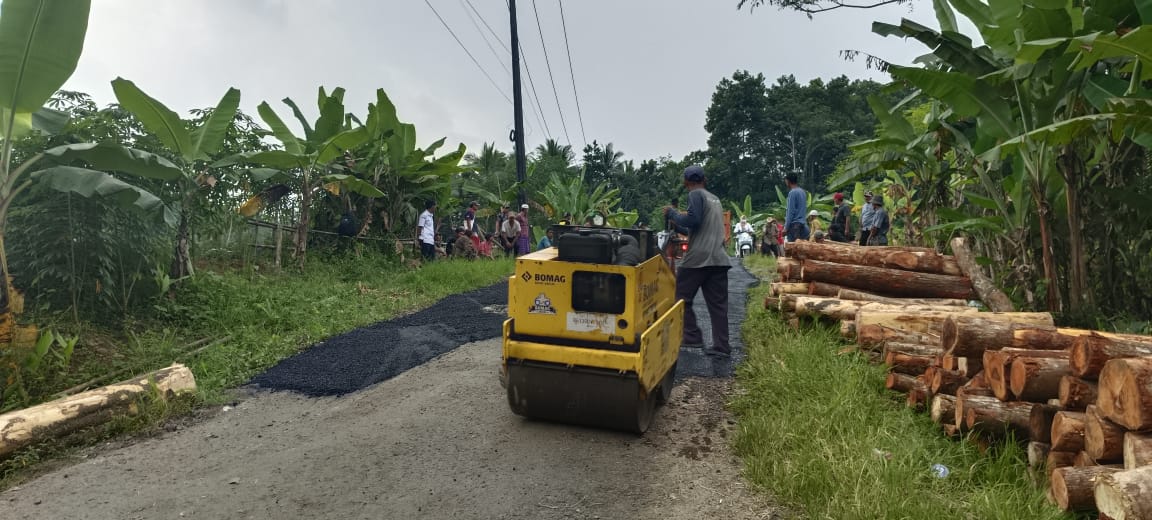 Tak Kunjung Diperbaiki Pemerintah, Warga Cibitung Swadaya Perbaiki Jalan Masyarakat di Desa Manglid, Kecamatan Cibitung, Kabupaten Pandeglang, secara gotong royong melakukan perbaikan jalan kabupaten sepanjang 170 meter, Kamis (1/5/2025).(Istimewa)