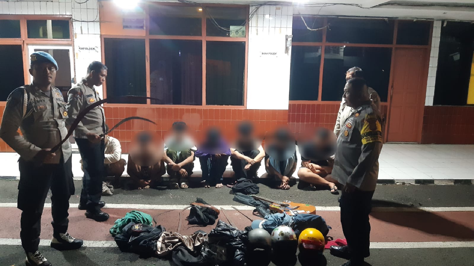 Tawuran Di Jombang, 3 ABG Diamankan Polisi Polsek Ciputat Timur menangkap tiga remaja yang diduga terlibat dalam aksi tawuran di wilayah Kelurahan Jombang, Kecamatan Ciputat. Para remaja ini langsung di bwa ke Markas Polsek Ciputat Timur.
