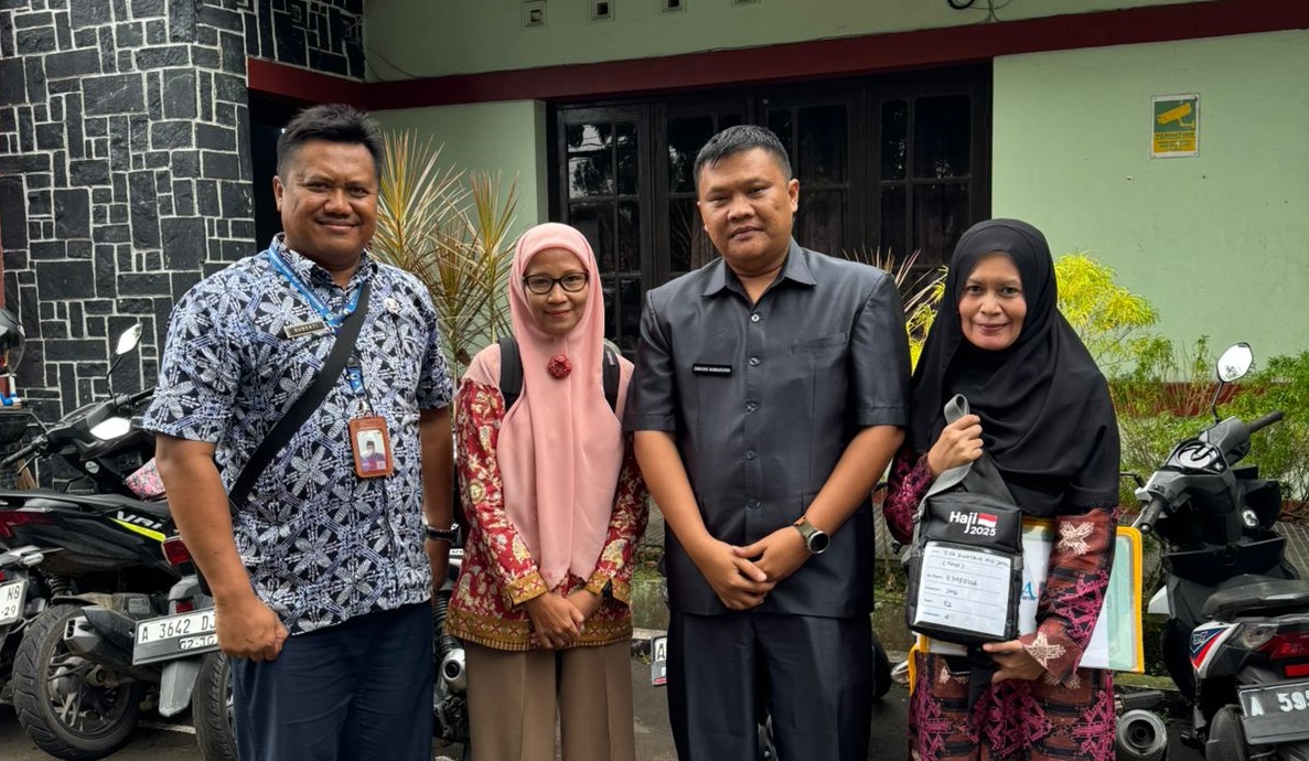 TKHI Kloter Lebak Fokus Layani Kesehatan Jemaah Haji Plt. Kepala Dinkes Lebak, Lebak, Endang Komarudin, saat menerima kunjungan dua tenaga kesehatan haji kloter 52 di kantornya, Kamis (22/5/2025).(Istimewa)