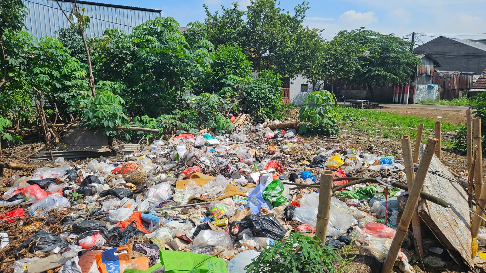 Tumpukan dan Pembakaran Sampah Liar di Pondok Cabe Ilir Mulai Mengganggu Warga Tumpukan sampah yang memenuhi area lahan kosong, mengganggu kenyamanan warga sekitar. Foto : Ist