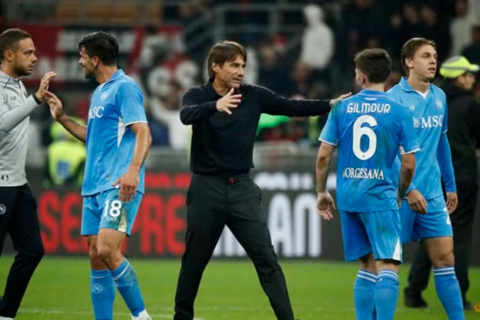 Usai Napoli Juara , Pelatih Antonio Conte Malah Mau Ditendang Pelatih Antonio Conte dan skuad Napoli. Foto : Ist