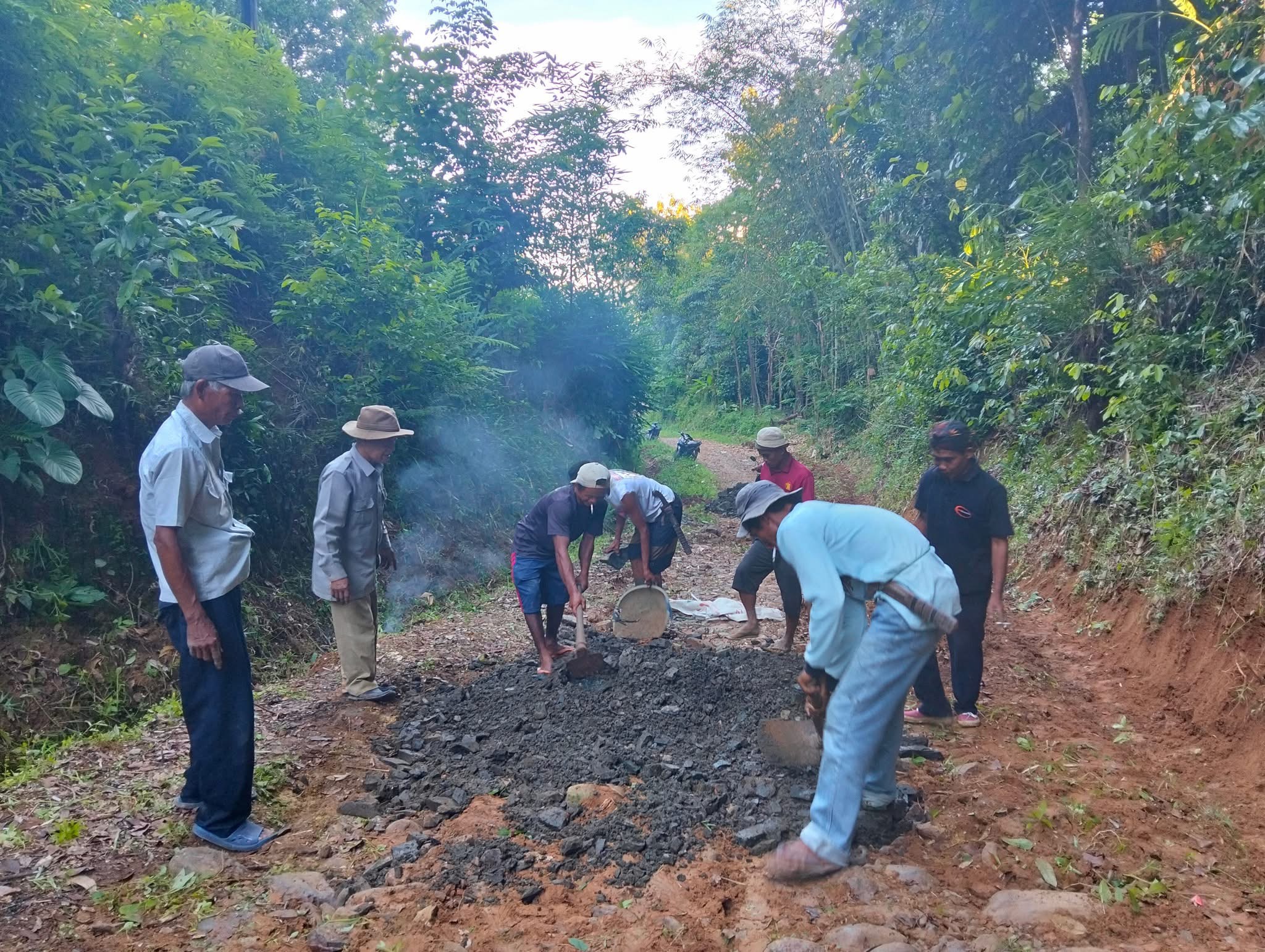 Wabup Iing Apresiasi Dan Minta Maaf Masyarakat Desa Ciseureuheun, Kecamatan Cigeulis, Kabupaten Pandeglang, sedang gotong royong membangun jalan rusak di wilayahnya, beberapa waktu lalu