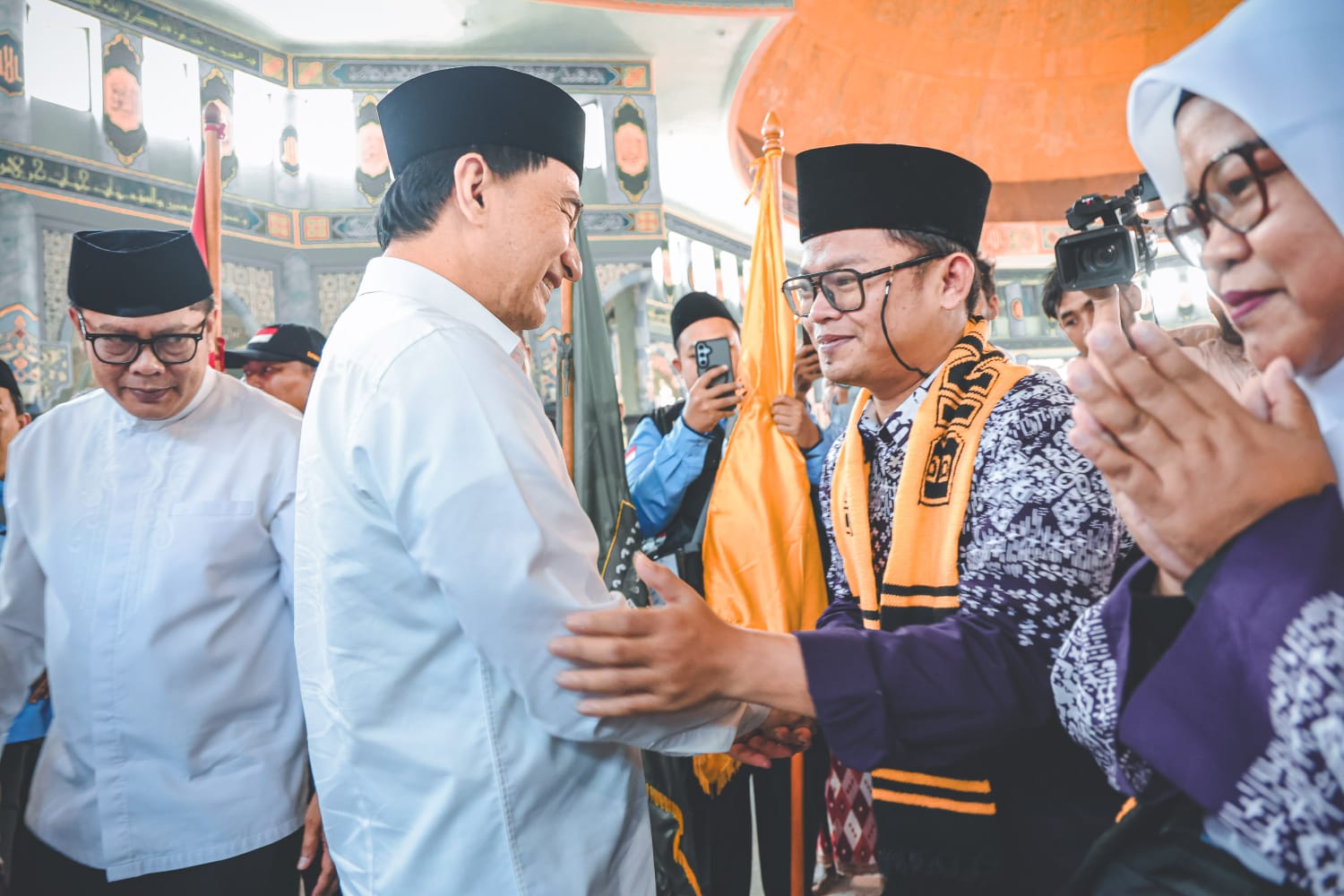 Wagub Banten Melepas Kloter Pertama Jamaah Haji Provinsi Banten 1446 H Wagub Banten Dimyati Natakusumah melepas Jamash Haji Kloter Pertama Banten. Foto : Humas Pemprov