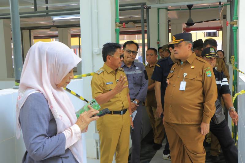 Wali Kota Tangerang Prioritaskan Kenyamanan Pedagang dan Pembeli Wali Kota Tangerang, Sachrudin, melakukan peninjauan langsung ke lokasi revitalisasi Pasar Anyar, Selasa (27/5).