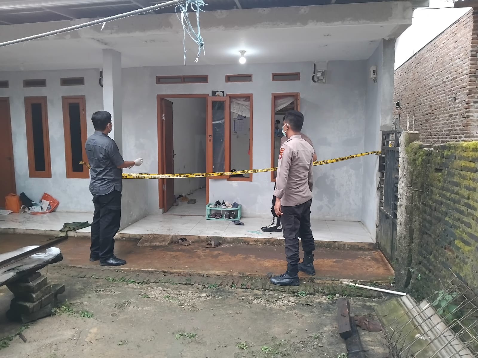 Warga Tangerang Ditemukan Tewas Gantung Diri Pihak kepolisian sedang melakukan penyelidikan dan memberi garis polisi di rumah kontrakan yang menjadi TKP pria inisial M ditemukan tewas gantung diri, kemarin.