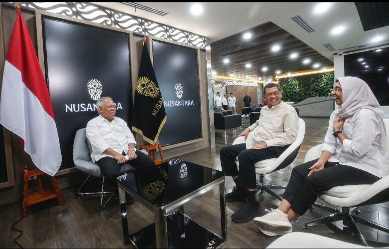 Wawancara Eksklusif Dengan Kepala IKN Basuki Hadimuljono Dirut Rakyat Medeka Group Kiki Iswara (tengah) bersama Direktur Pemberitaan Ratna Susilowati (kaman) saat wawancara dengan Kepala IKN Basuki Hadimuljono di kantornya.