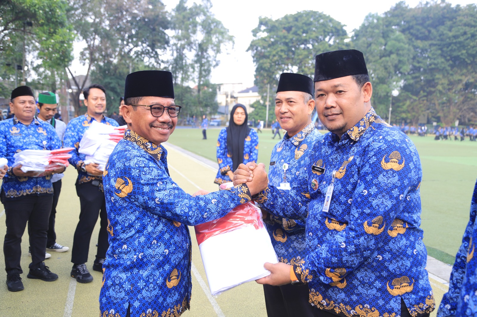 Wali Kota Tangerang Sachrudin menyerahkan bendera Merah Putih kepada para camat di Kota Tangerang.