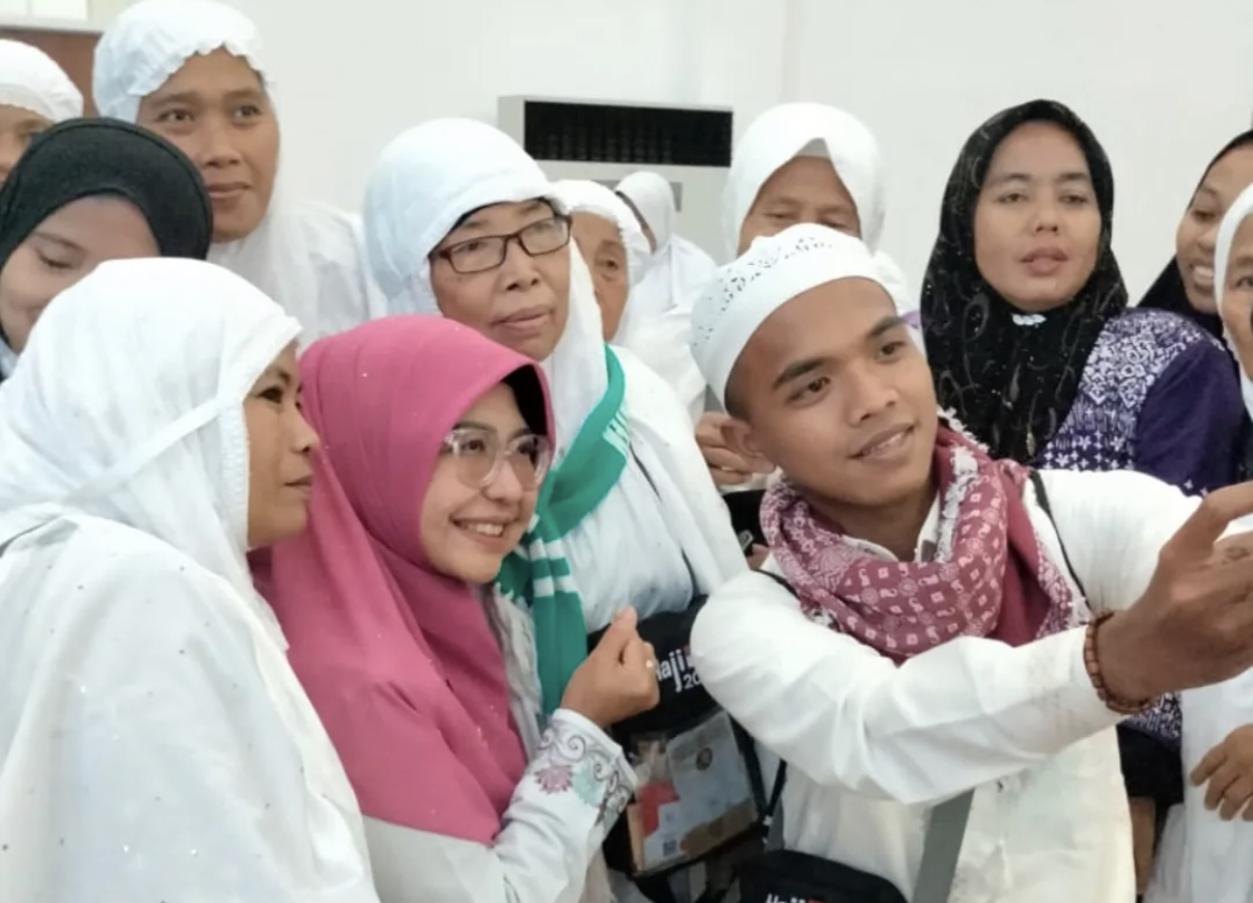 392 Jemaah Haji Pandeglang Kembali Dengan Selamat Para jemaah haji yang baru datang ke Tanah Air, sedang berfoto dengan Bupati Pandeglang Raden Dewi Setiani, di Asrama Haji Banten di Cipondoh Tangerang, kemarin.