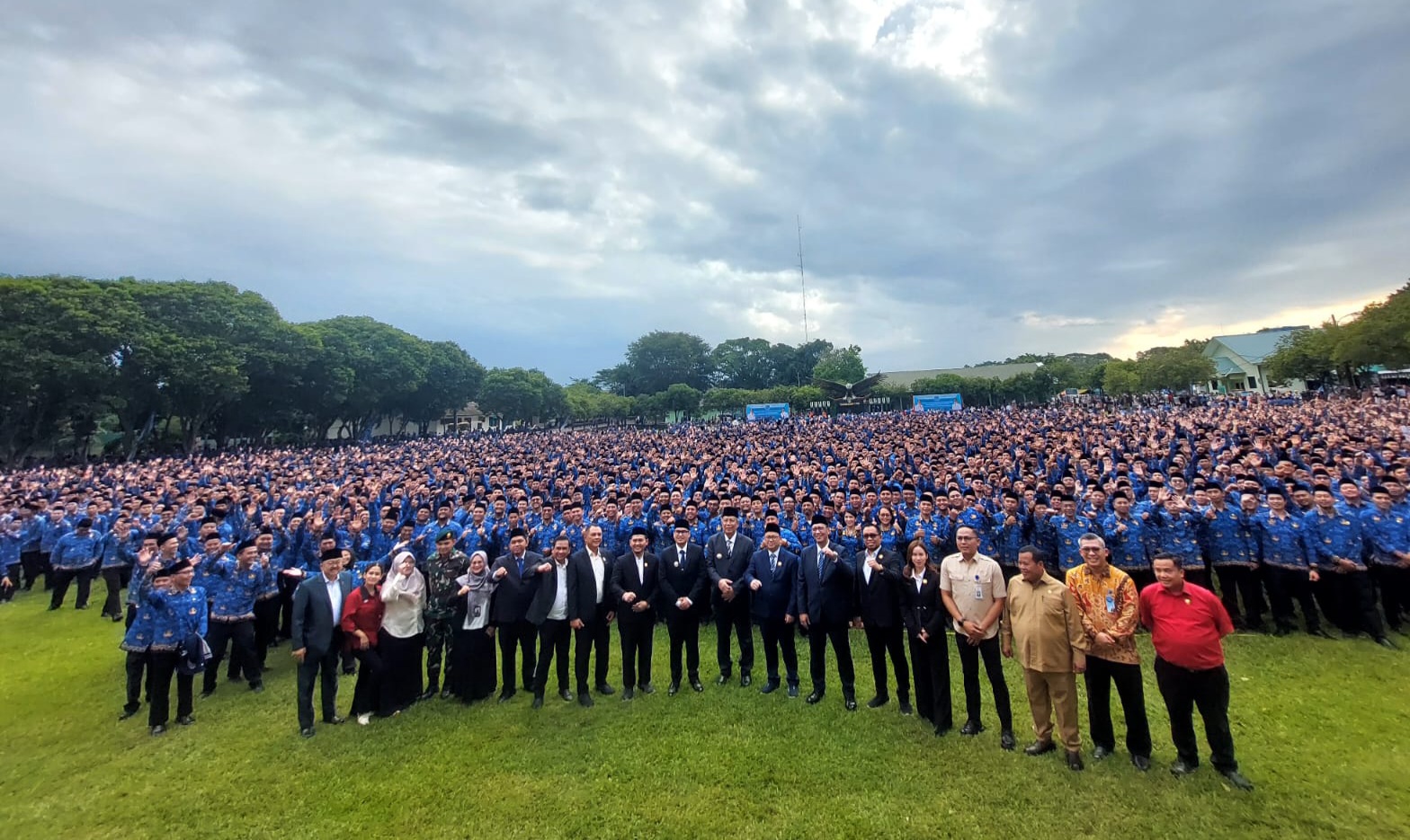 6.139 PPPK di Tangsel Resmi Dilantik, Ini Pesan Benyamin Ribuan PPPK di Tangsel resmi dilantik di Lapangan Batalyon Arhanud Senin (30/6/2025). Foto : Ist