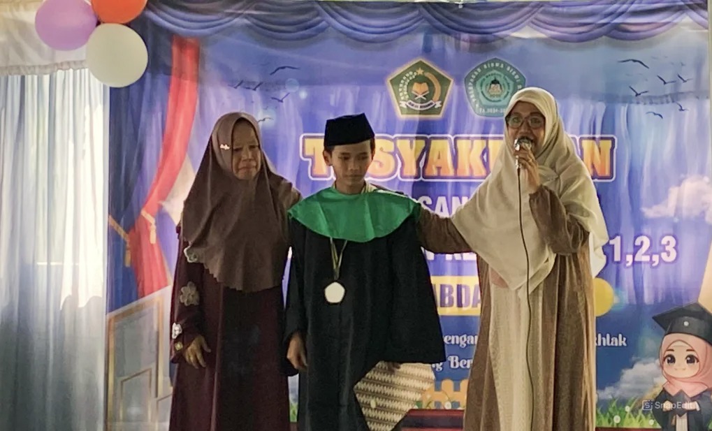Ade Setiawan Junior Raih Syahadah Tahfidz Alquran Juz 30 Ade Setiawan Junior, salah seorang siswa MDTA Mabdail Falah, usai melakukan hafalan Juz 30 dalam acara ikhtifalan di Gedung MDTA Mabdail Falah Kolelet Turus, Desa Pasirtangkil, Minggu (8/6/2025).(Istimewa)