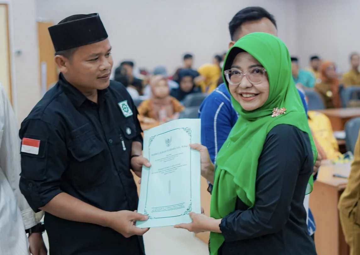 Anak Buah Prabowo Serahkan 339 SK Kopdes Merah Putih Bupati Pandeglang Raden Dewi Setiani sedang menyerahkan SK Badan Hukum kepada salah seorang pengurus Kopdes Merah Putih, di Oproom Setda Pandeglang, Senin (30/6).