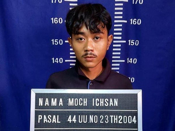 Anak Penganiaya Ibu Kandung di Bekasi Sering Konsumsi Eksimer MI tersangka penganiayaan terhadap Ibu Kamdungnya di Bekasi. Foto : Ist