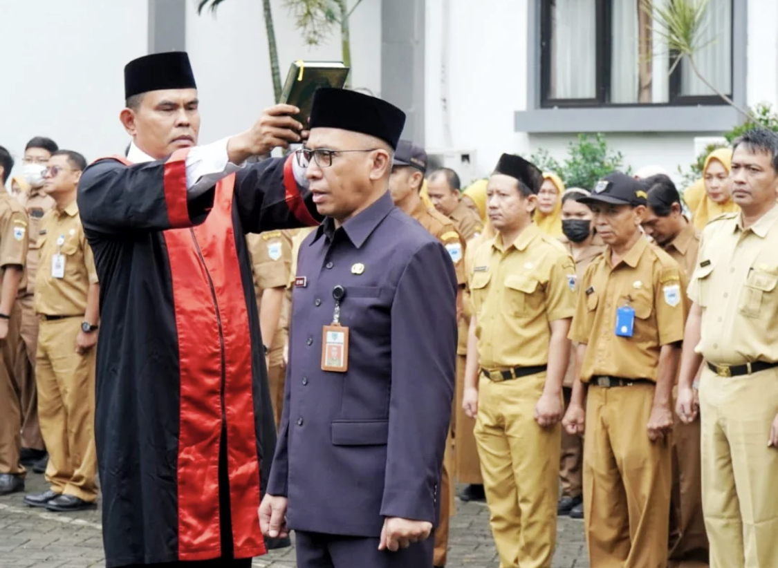 Asep Rahmat Duduki Jabatan Pj Sekda Pandeglang Pj Sekda Pandeglang Asep Rahmat sedang mengucapkan sumpah jabatan saat dikukuhkan oleh Bupati Pandeglang di halaman upacara Setda Pandeglang, Senin (23/6).